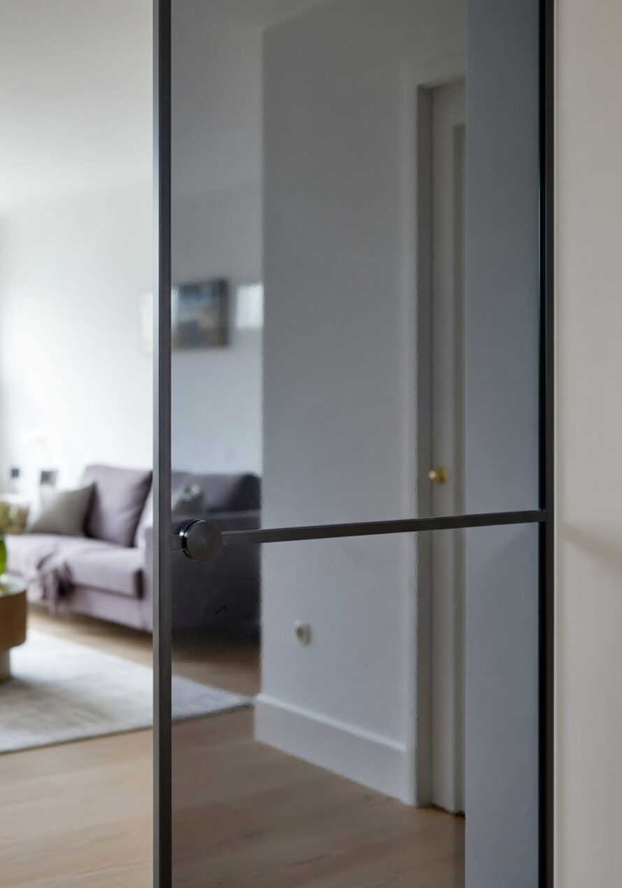 Rookgrijs plexiglas plastic plaat tussendeur scheidingswand in frame