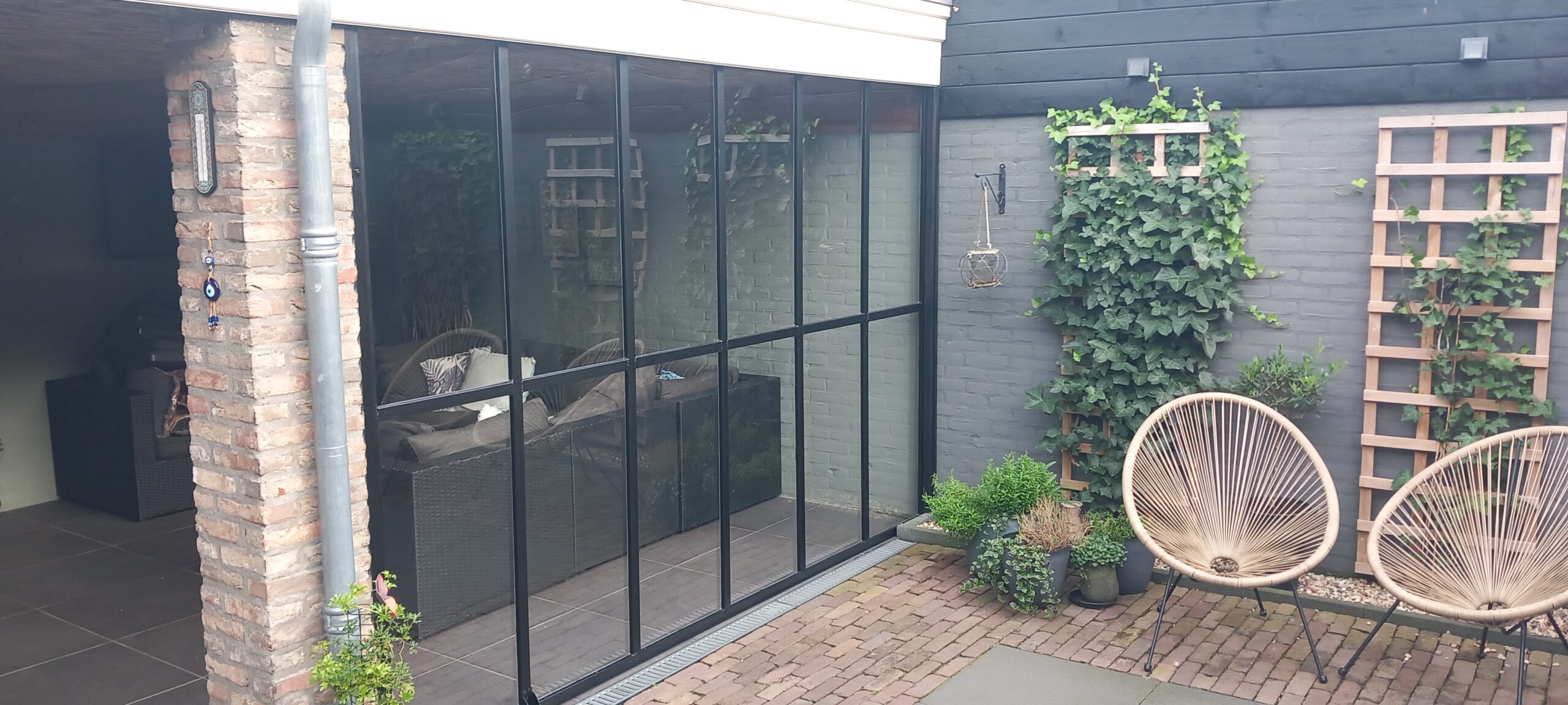 Draaibare wand van plexiglas bij overkapping