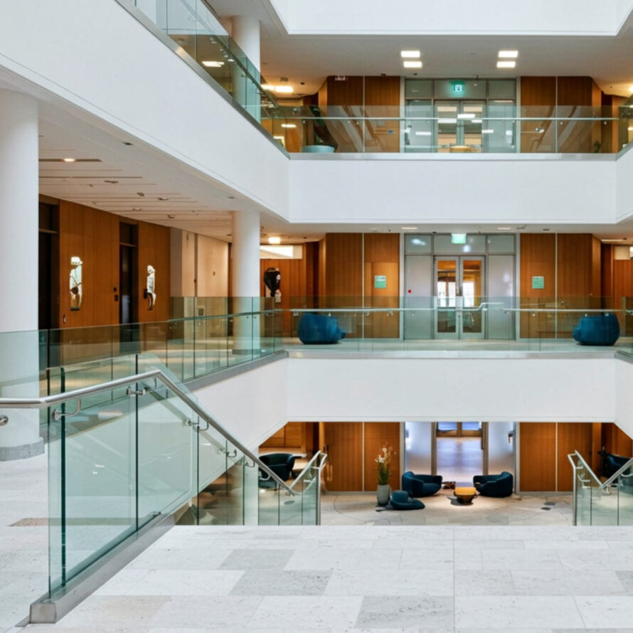 Plexiglas balustrade kantoorpand