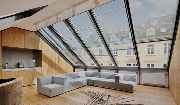 schuin dak voorzien van plexiglas beglazing dakplaat