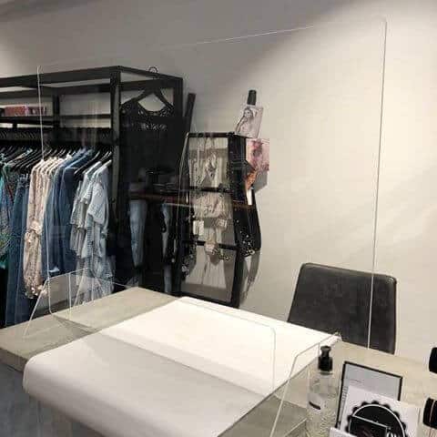 spatscherm staan, toonbank