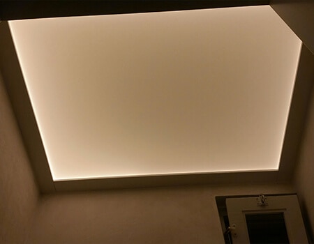 Plafond verlichting met opaal plexiglas plaat