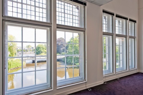 Voorzetglas plexiglas monumentaal gebouw