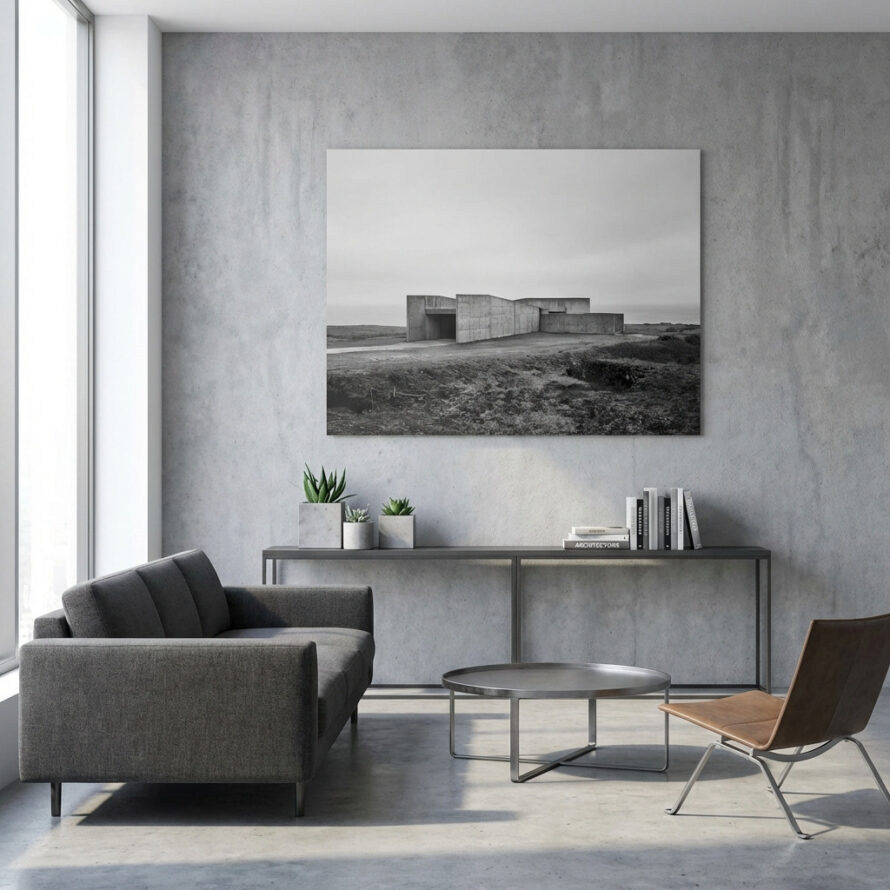 Wanddecoratie met foto op plexiglas in een moderne woonkamer met bank en salontafel.