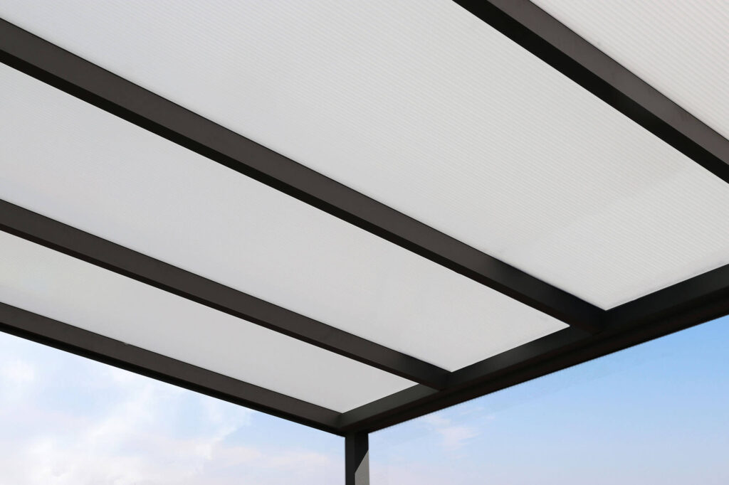 Kunststof dakplaten overkapping