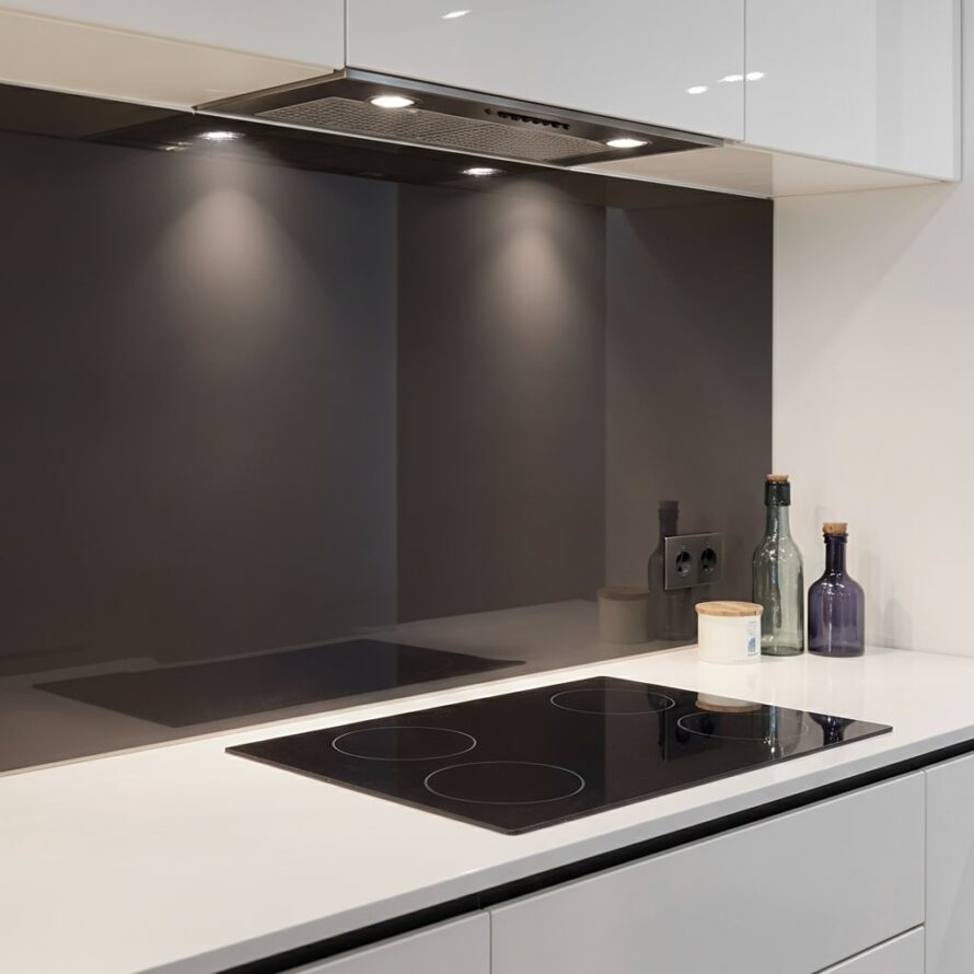 zwarte keuken spatwand plexiglas acrylglas