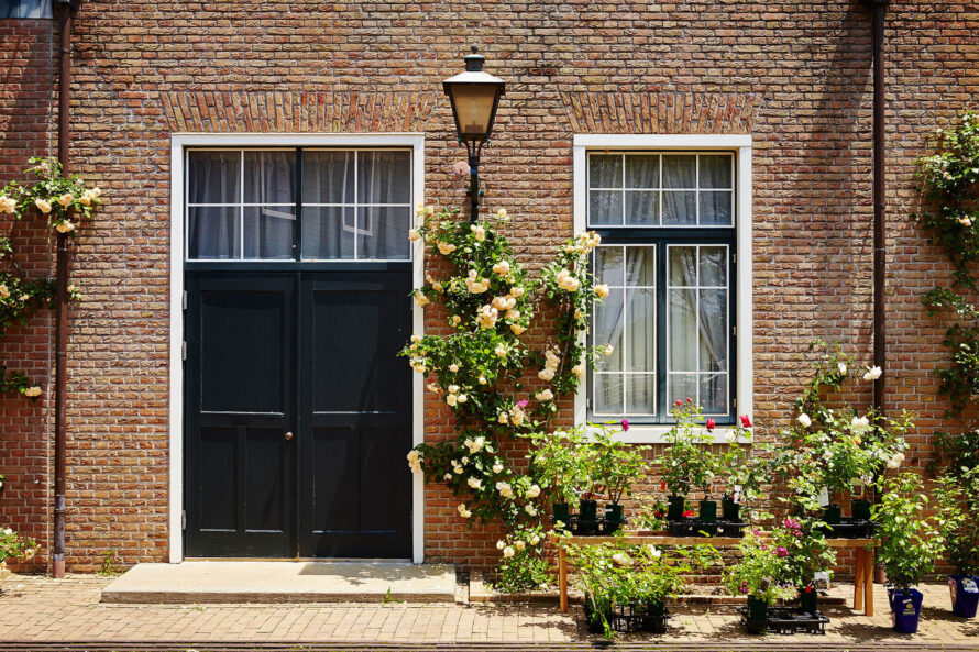 voorgevel huis voor enkel glas- voorzetramen