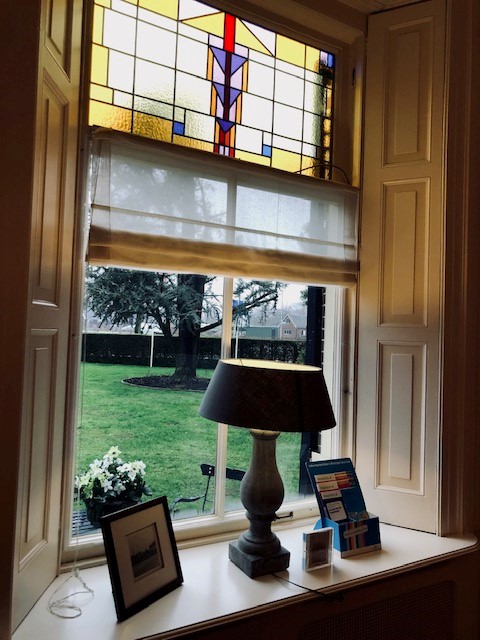 Binnenraam met mat plexiglas dat inkijk voorkomt en licht doorlaat