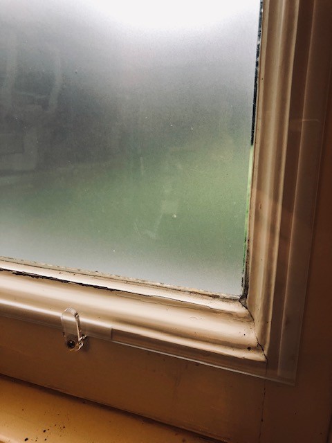 Close-up van mat plexiglas raam met subtiele lichtdoorlaatbaarheid