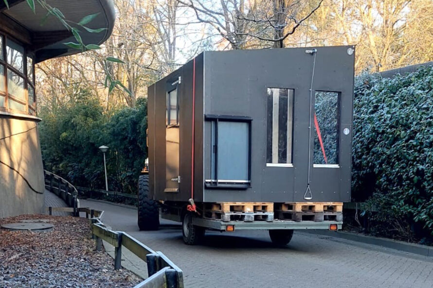 Huisje-nachtverblijf-cheeta-met-plexiglas-wordt-vervoerd