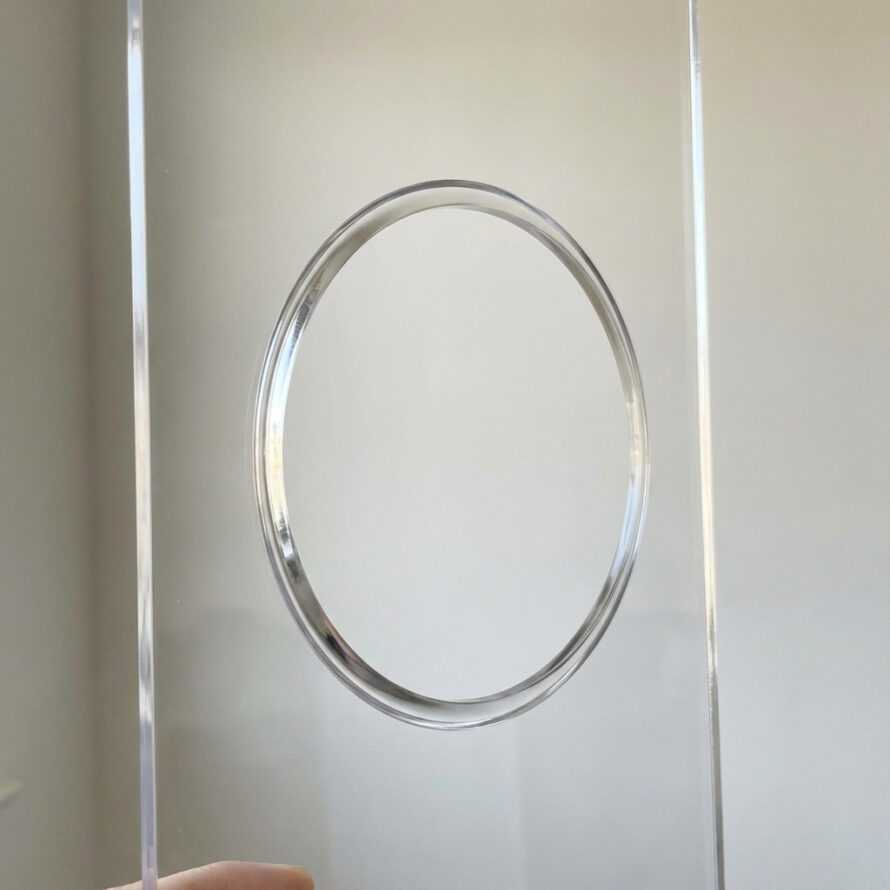 Woonkamer met mobiele airco en kiepraam, voorzien van een plexiglas raamafdichting voor optimale afsluiting.