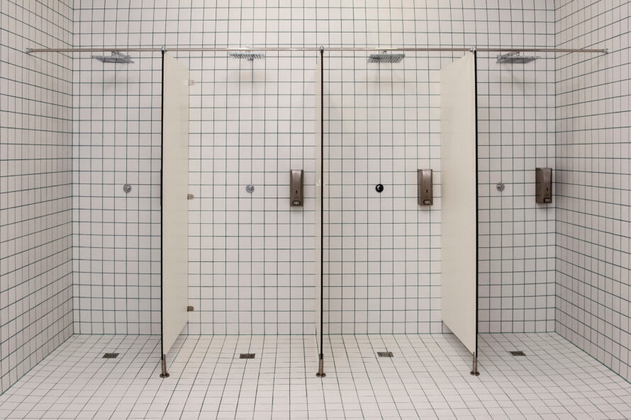 Witte trespa platen doucheruimte