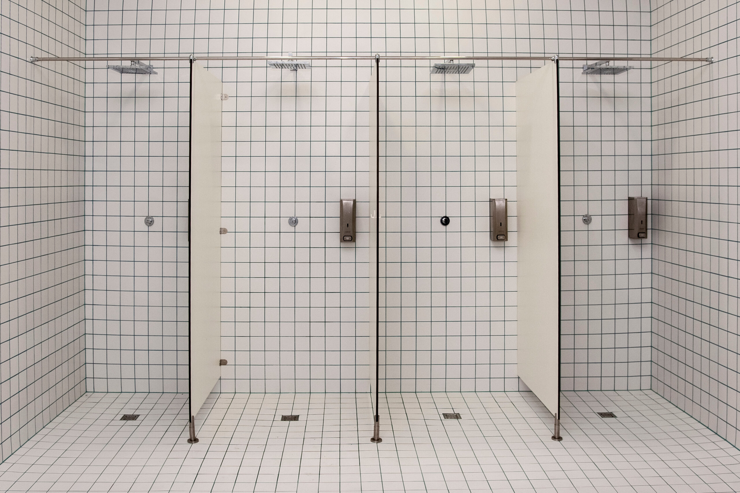 Witte trespa platen doucheruimte