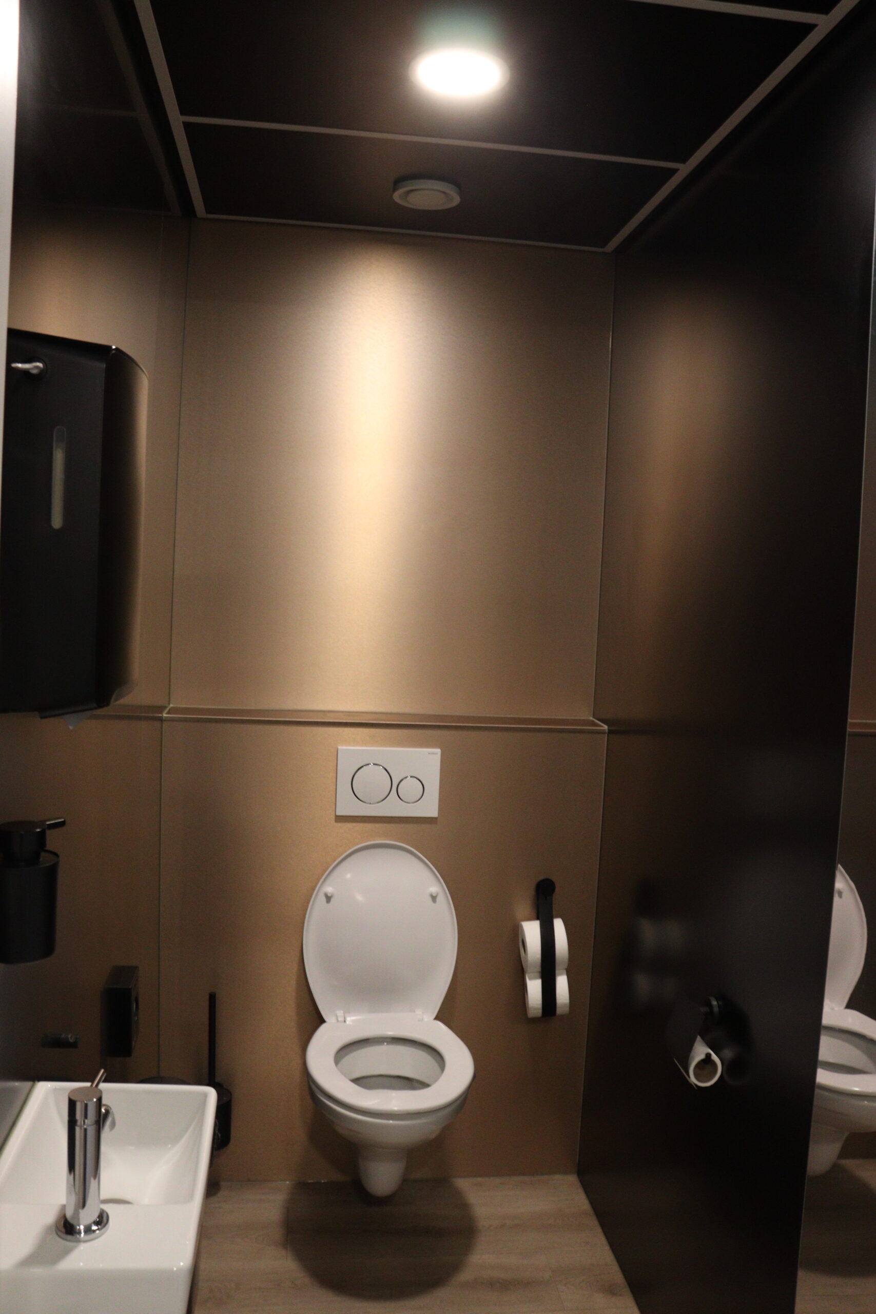 dibond geborsteld aluminium toilet brons