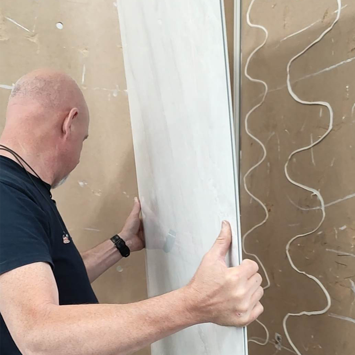 Badkamer panelen over tegels verlijmen