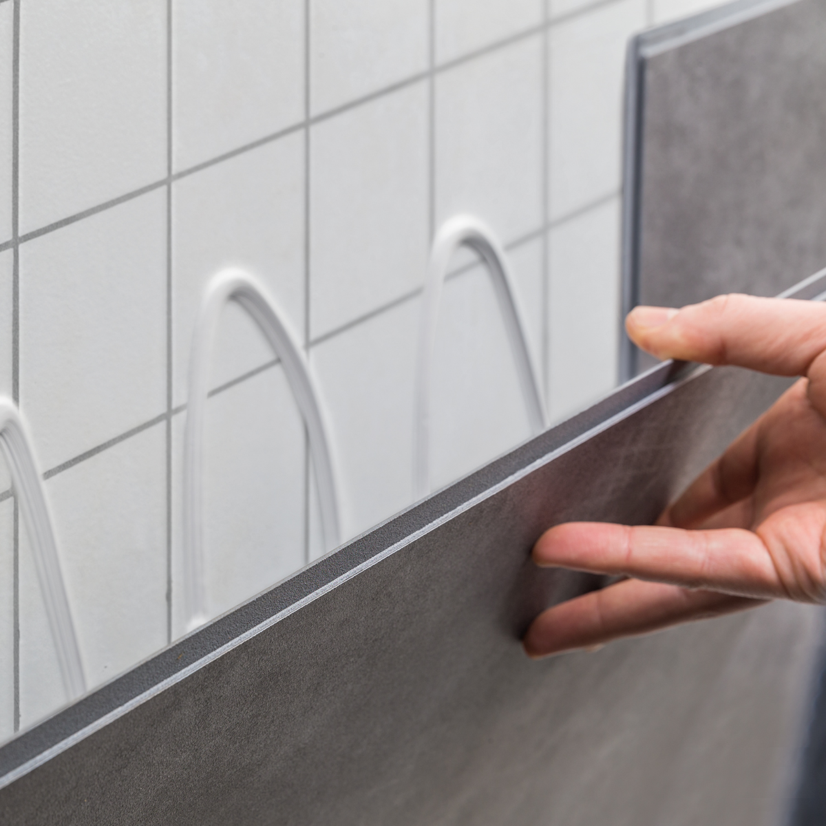 PVC wandpanelen lijmen op tegels