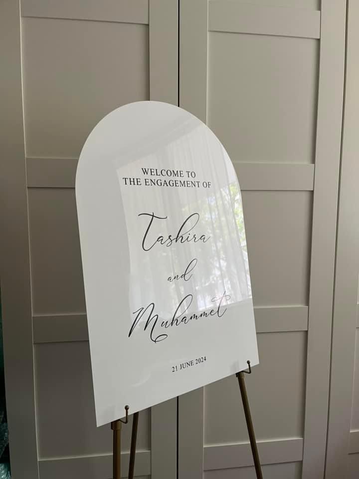 welkomstbord verloving met wit perspex plexiglas