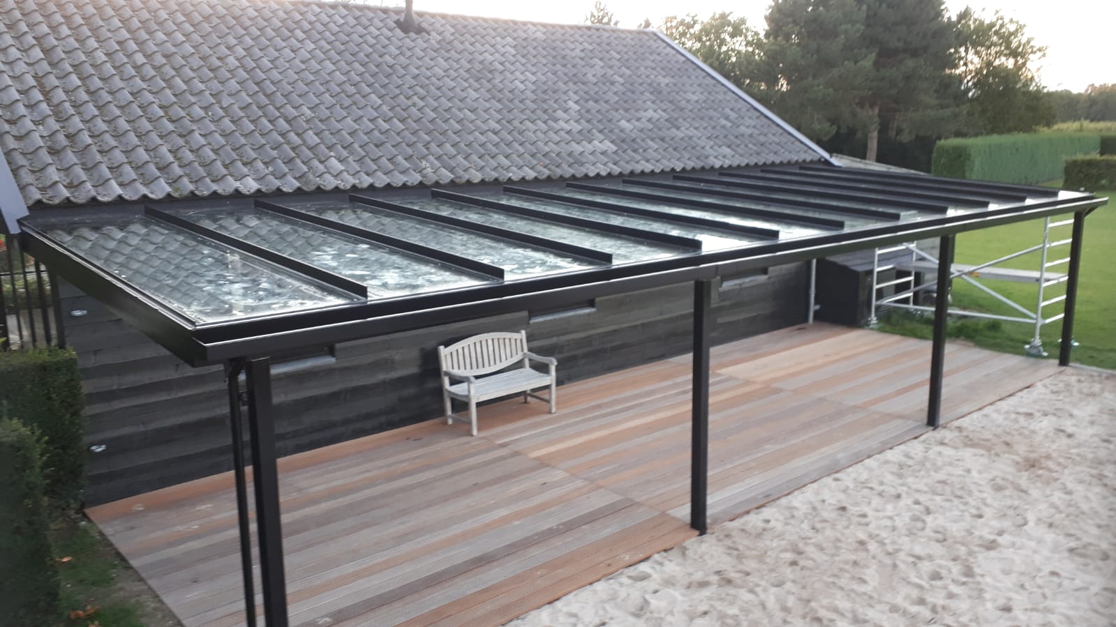 overkapping van helder plexiglas polycarbonaat kraswerend