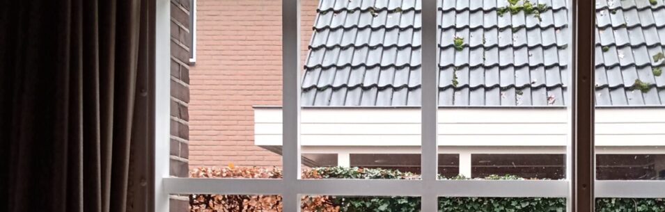 Plexiglas of polycarbonaat voorzetraam ronde boog om raam geluidsdicht te maken