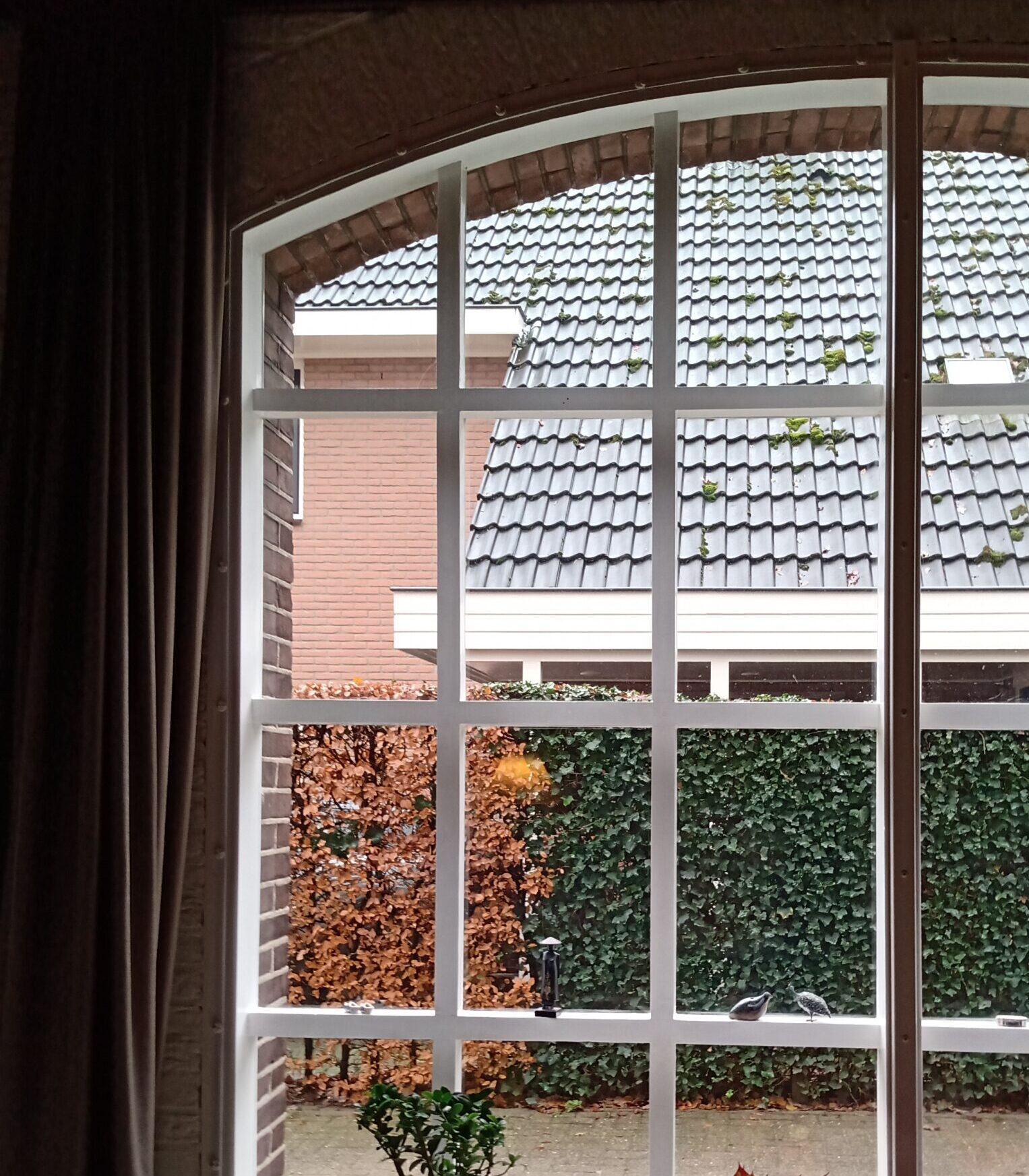 Plexiglas of polycarbonaat voorzetraam ronde boog om raam geluidsdicht te maken