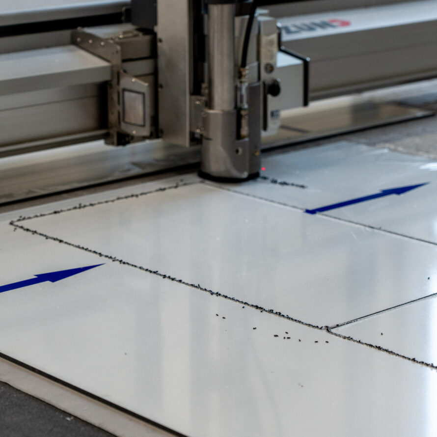 Nesten van kunststof platen op maat freesmachine