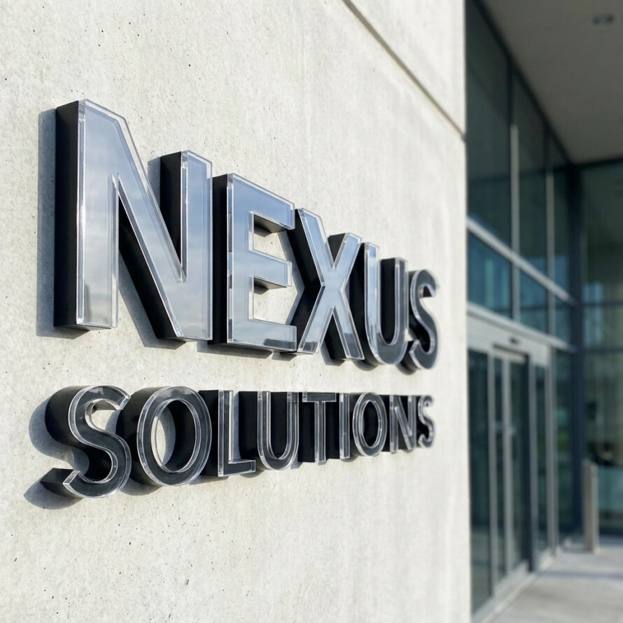 Bedrijfsnaam uitgevoerd in 3D letters van kunststof