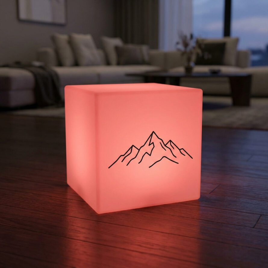Rood verlichte plexiglas LED-lichtkubus met subtiel berglogo in modern interieur.