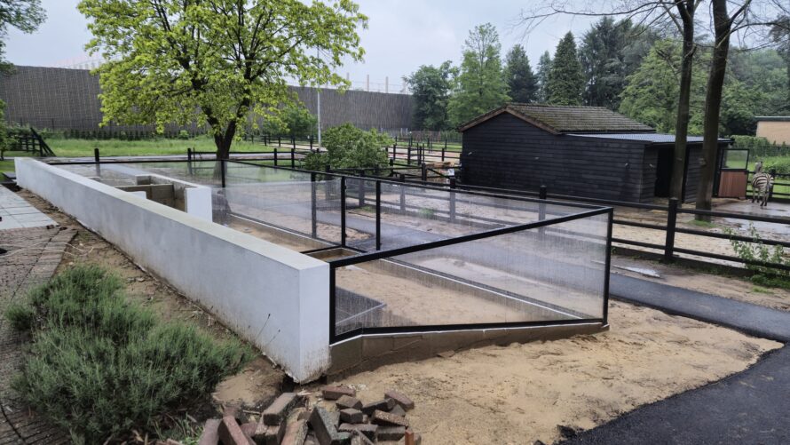 Hoekopstelling dierenverblijf met transparante panelen