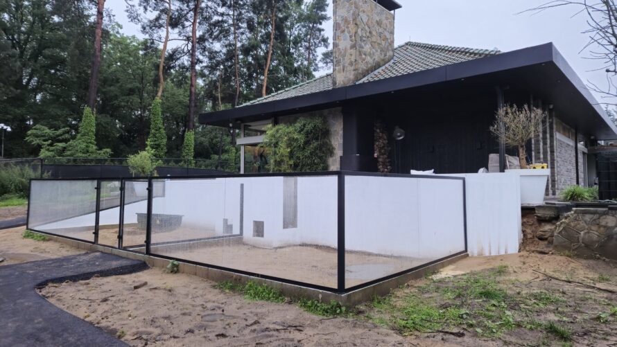 Afgewerkt dierenverblijf met witte panelen en staal