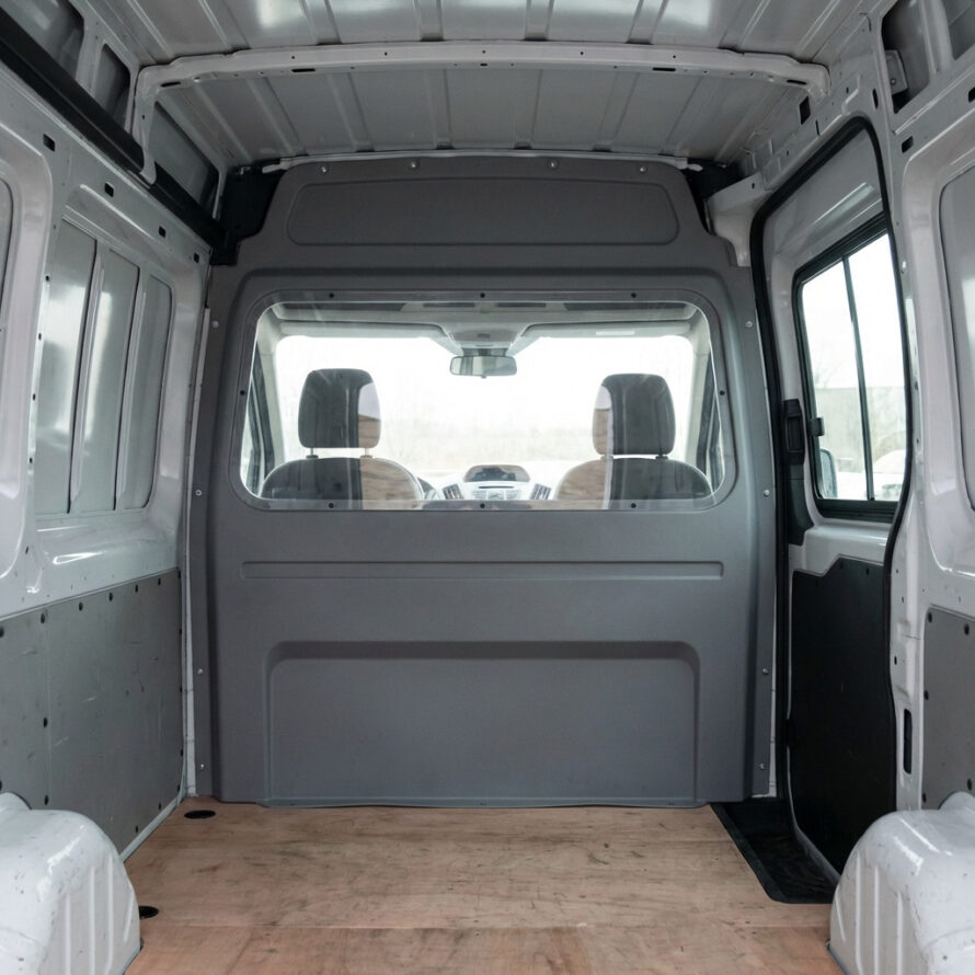 Licht interieur van bestelbus met tussenschot en transparant raam